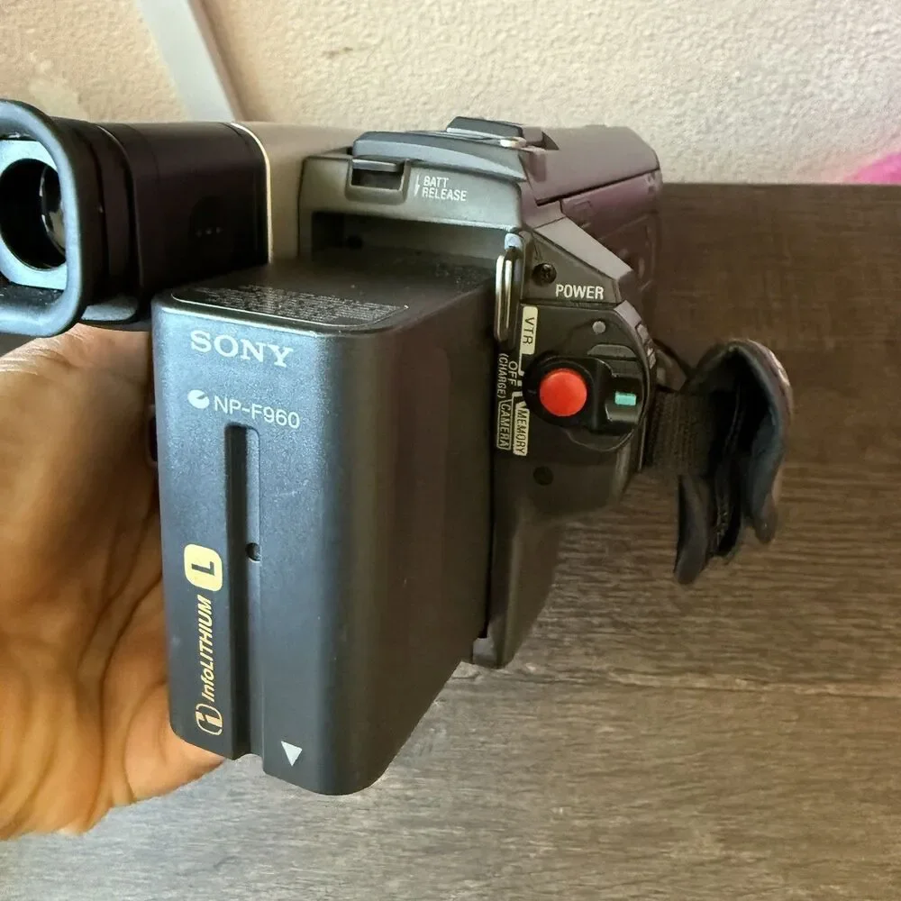 Sony Handycam DCR-TRV520 Digital8 Camcorder Plays Hi8 8mm Transfer Bundle